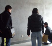 設(shè)計師在給工人現(xiàn)場交底